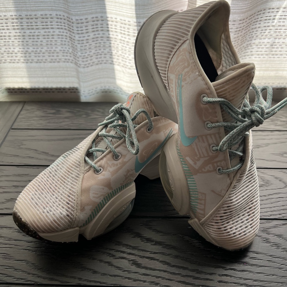 Nike Cream and Blue Athletic Shoes with Cushioned Midsole